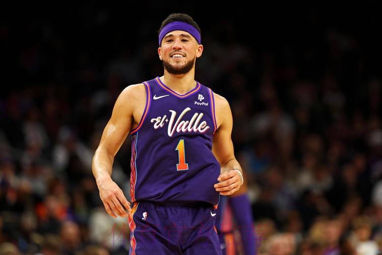 稳定！布克全场18中10，三分4中1砍下24分4篮板4助攻